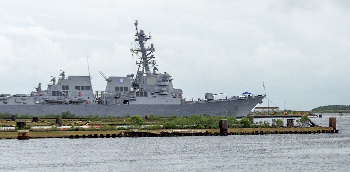 New amphibious assault ship USS TRIPOLI LHA7 sailed away from her builder's yard at @HIIndustries Pascagoula MS today 24 July. She was commissioned 15 July, will be based at San Diego. At left is destroyer DELBERT D BLACK DDG119, delivered in April