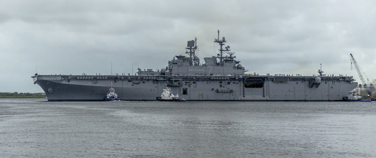 New amphibious assault ship USS TRIPOLI LHA7 sailed away from her builder's yard at @HIIndustries Pascagoula MS today 24 July. She was commissioned 15 July, will be based at San Diego. At left is destroyer DELBERT D BLACK DDG119, delivered in April