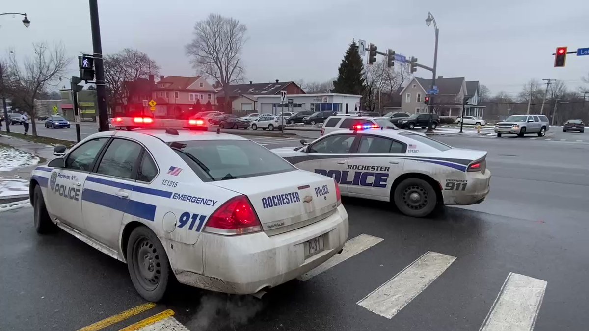 .@RochesterNYPD on Glendale Park this afternoon for an investigation. Two AMR ambulances left the scene, no lights and sirens followed by RPD. There are also a few @nyspolice cruisers also driving around in the neighborhood.