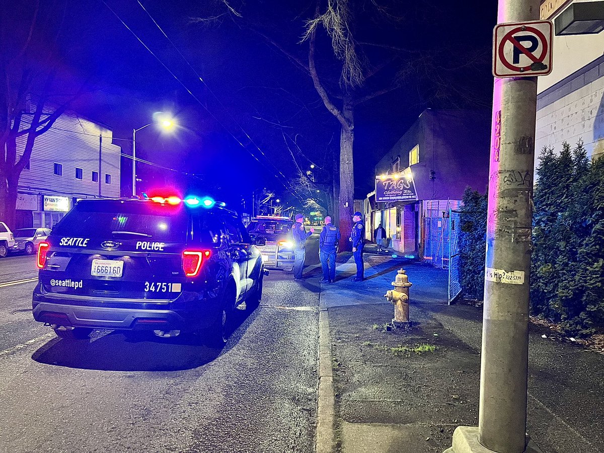 A 27-year-old woman is in custody after @SeattlePD say she stabbed a 52-year-old man.  Witnesses told police they two started arguing, here at the intersection of Rainier/Dakota, their fight got physical and escalated.  The man was taken to the hospital in stable condition