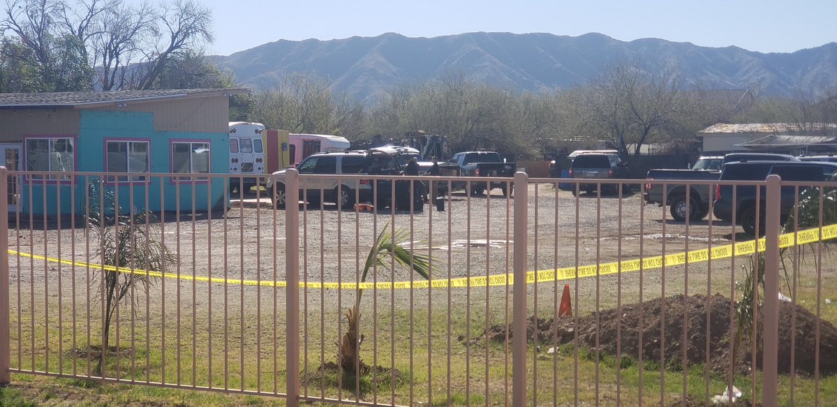 Authorities investigating shooting 35th Ave & Baseline within County Island in Laveen , ⁦@mcsoaz⁩ say adult male found with fatal gunshot wound. Deputies are searching for clues