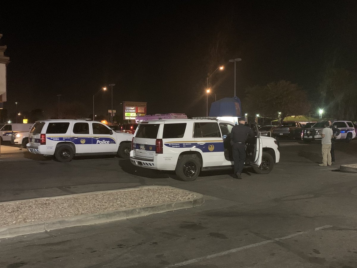 .@PhoenixPolice investigating a shooting at 35th Ave & W Van Buren
