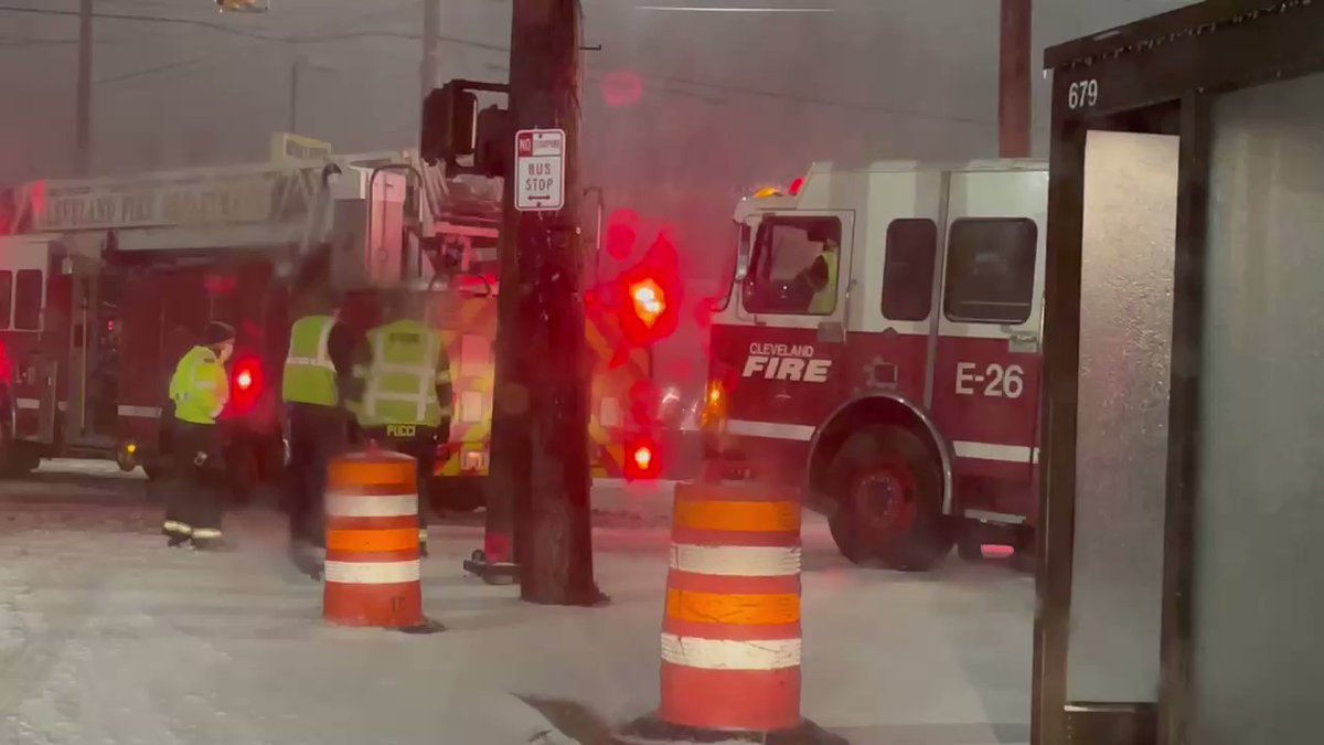 Cleveland Fire E26 getting stuck at Kinsman and E 93rd. They are responding to a 2 car head-on MVA. Reports say the traffic lights being out may have been the cause. No word on injuries