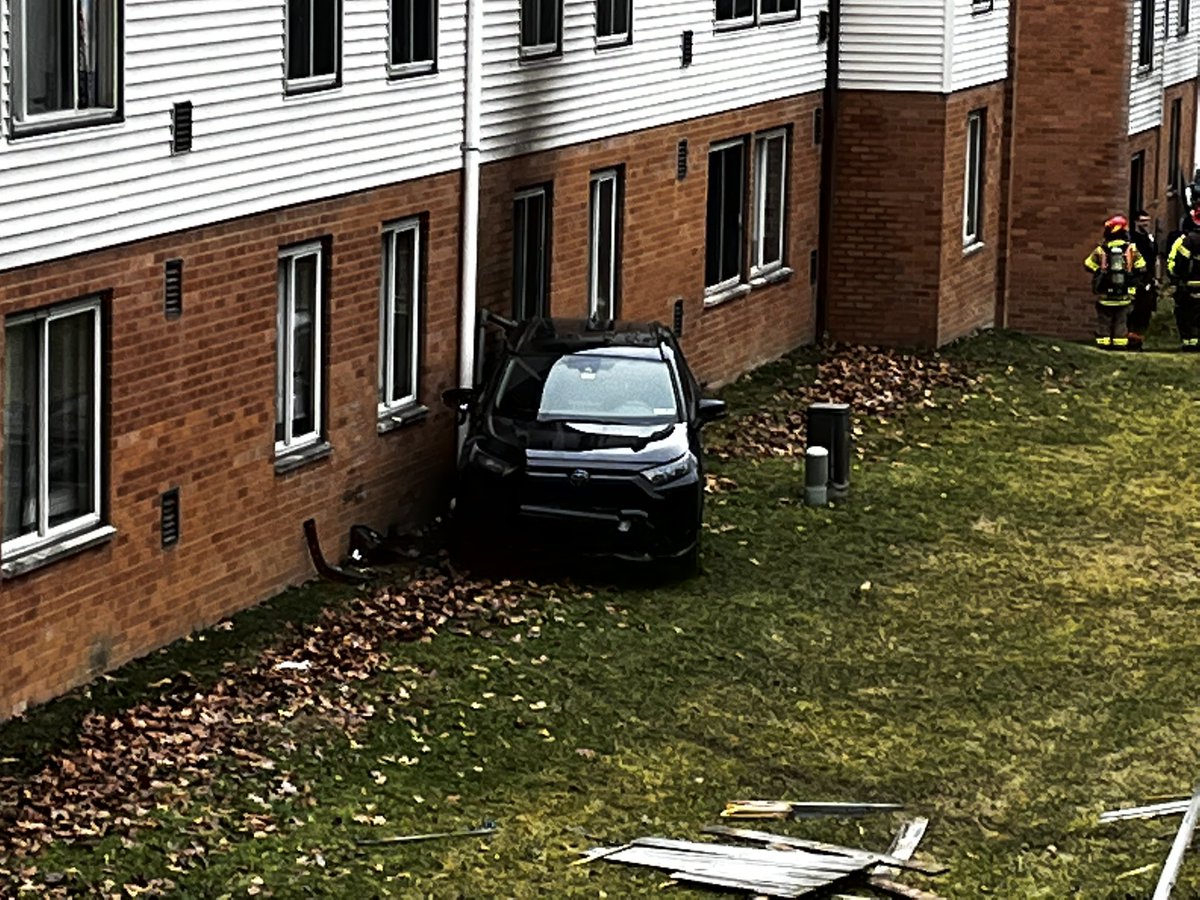 SUV into apt. complex in West Mifflin. Gas line ruptured. Peoples gas on scene. Tenants evacuated