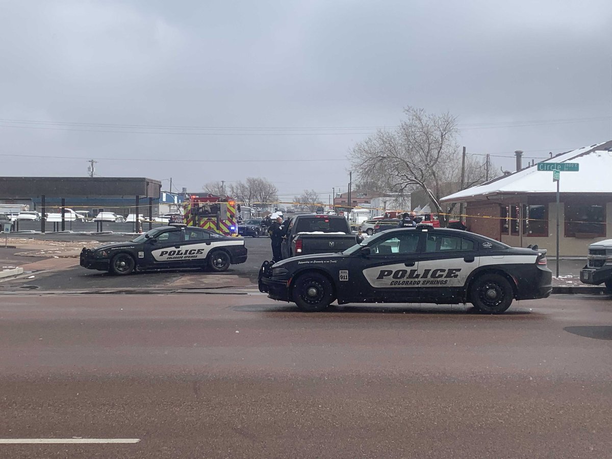 Lt. Jim Sokolik with the @CSPDPIO says a suspect wanted for attempted homicide in another state was spotted near the 200 block of N. Circle Dr. and opened fire at authorities. At least one officer fired back. Suspect is now deceased at the scene