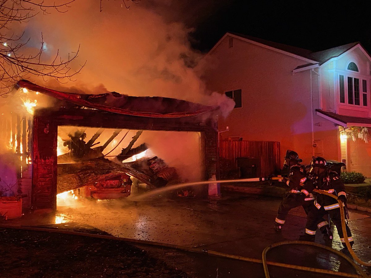 This evening Roseville Fire responded to reports of a garage fire in the Foothills Junction Neighborhood. Firefighters arrived to find the garage of a single family home fully involved