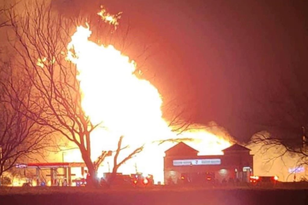 Car crashes into natural gas pipeline, causes massive explosion in Texas