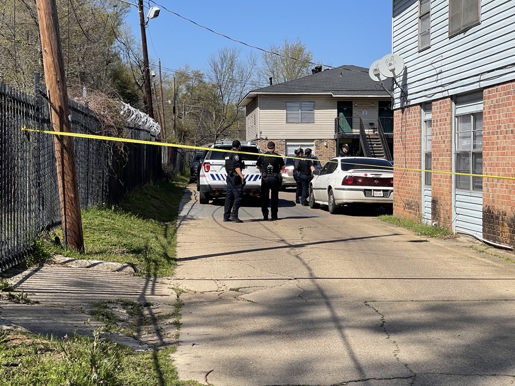 1 shot at Lakeside Gardens Apartments on Marion Street Shreveport, Louisiana