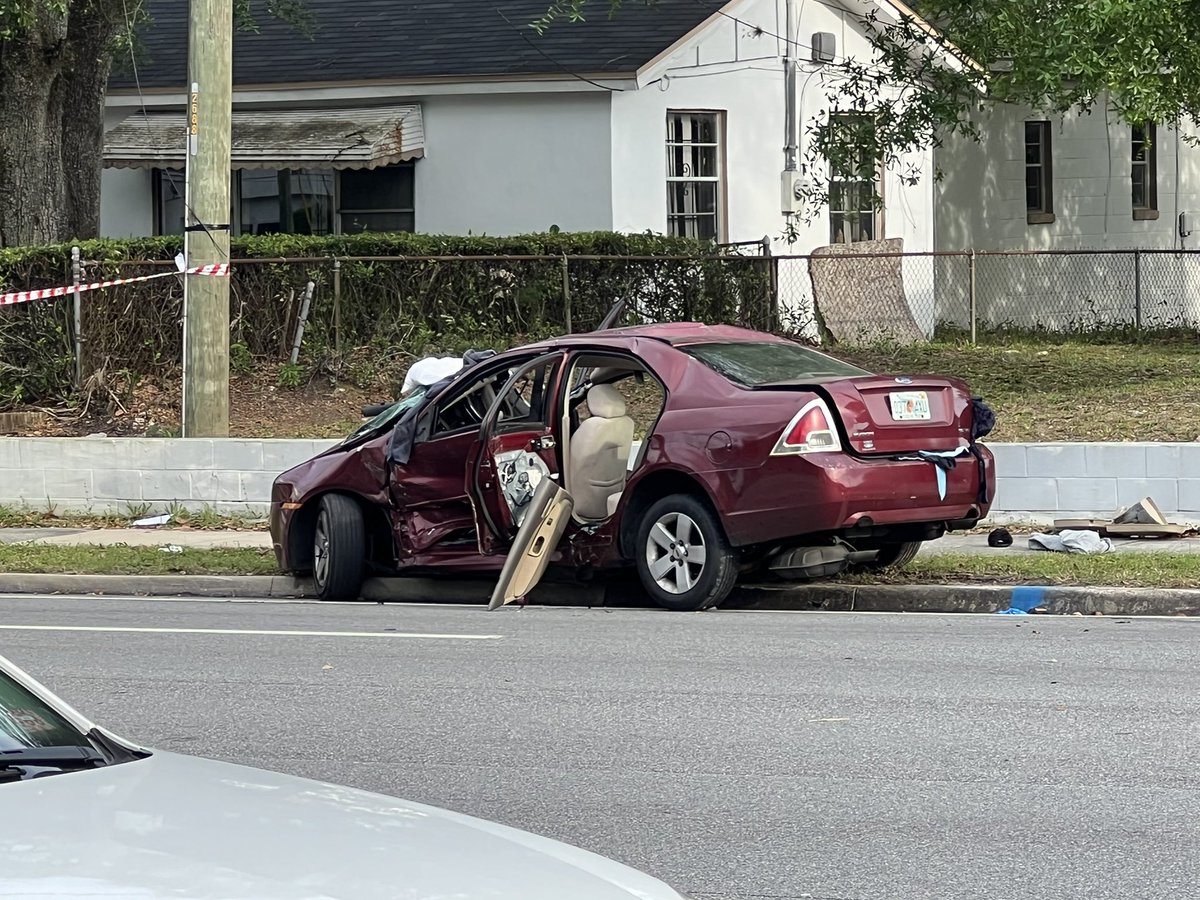 @JSOPIO says a female passenger in this Ford Focus died in the crash off Edgewood Ave West. Investigators say the driver of that car ran a stop sign. They do not believe speed was a factor