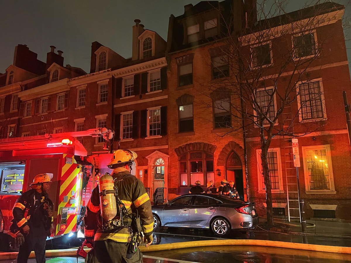 2nd Alarmers Volunteers overnight responded to this electrical underground transformer fire at 7th & Spruce St providing rehab support for Phillys Bravest.