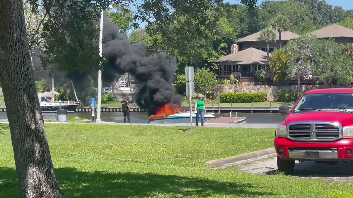 Small boat catches fire at Ballard Park dock in Melbourne. MFD put fire out, @MelbournePolice blocking off parking lot. Owner was on board and is safe.