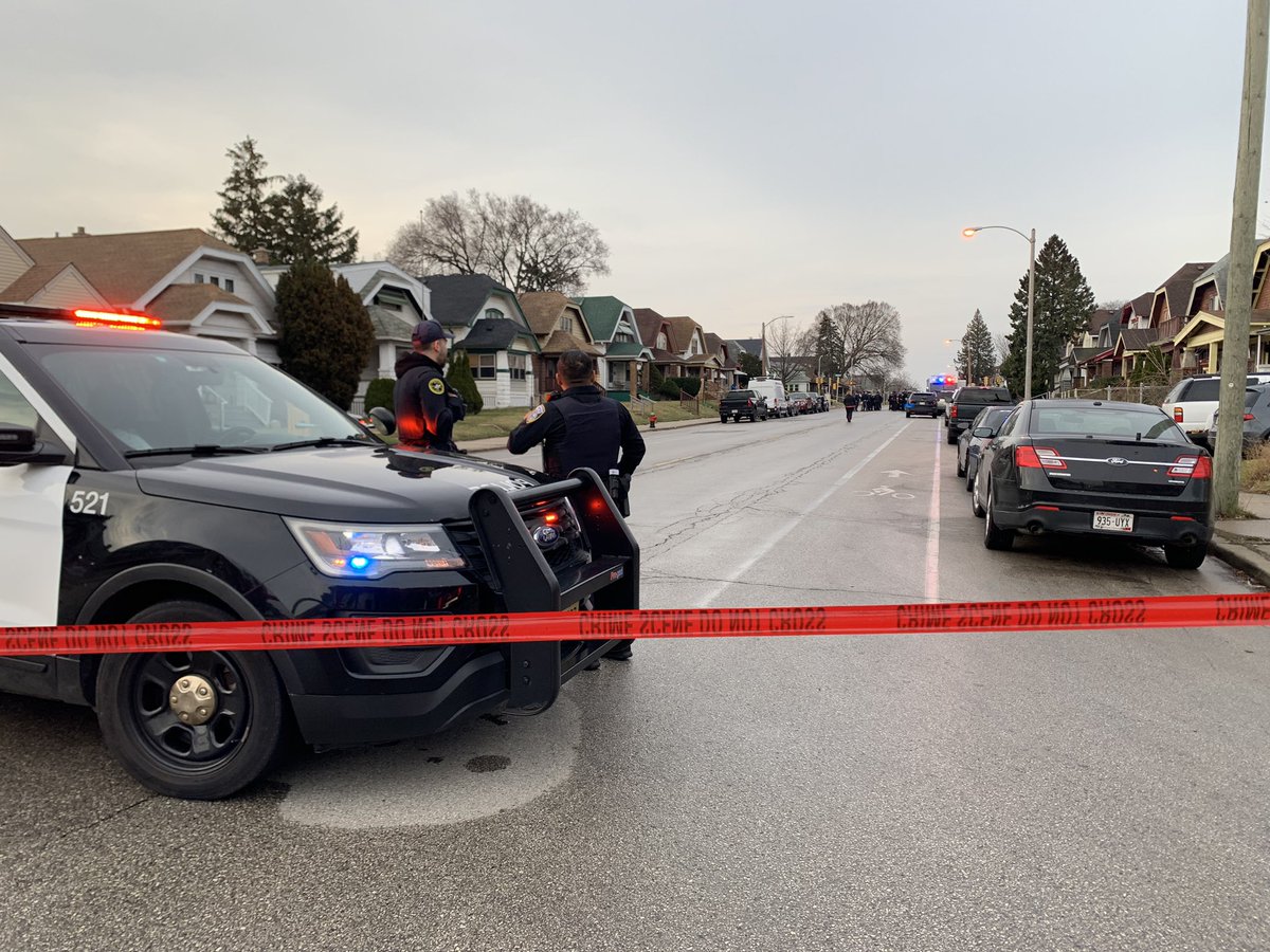 @MilwaukeePolice confirm there is a standoff going on right now at 27th and Vienna. Hard to count from my vantage point but there's more than a dozen officers here and more arriving to the scene.