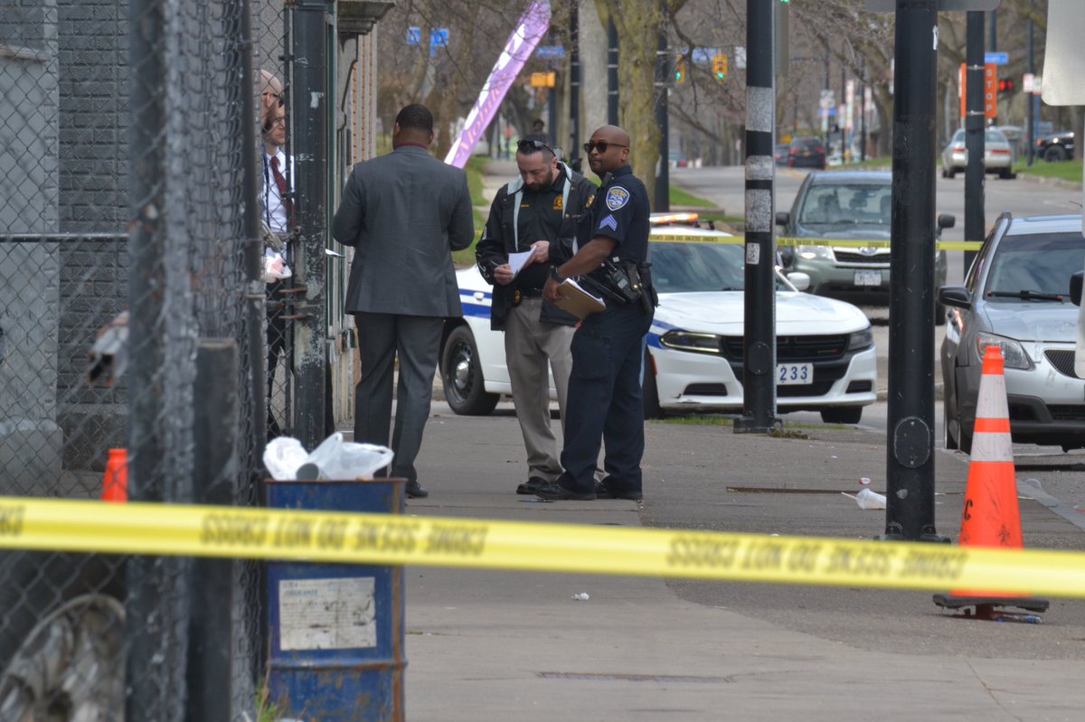 .@RochesterNYPD says a man in his 20s is at Strong Hospital with life threatening injuries after he was shot on Chili Ave around 10:30a. Chili is closed between Thurston/Gardiner and Salina. Someone else was shot in this area last weekend and has life threatening injuries