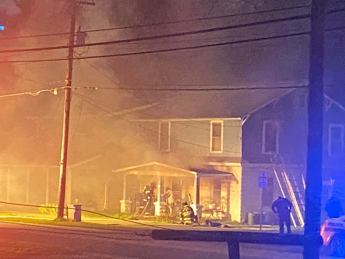 Crews are responding to a fire along Virginia Avenue in Bluefield, Virginia. WVVA's content manager & evening anchor Melinda Zosh confirms BVFD &amp; BVPD &amp; local ambulance services are on scene.