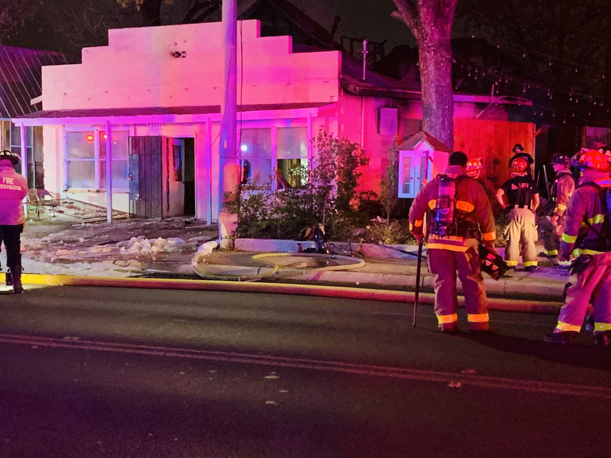 ⁦@SATXFire⁩ confirm one person died in a fire at this building in the 4300 blk of S Flores