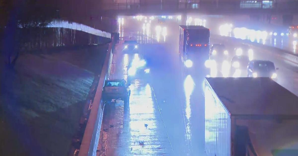 5 injured, including 2 CPD officers, in crash on Dan Ryan Expressway at 35th Street