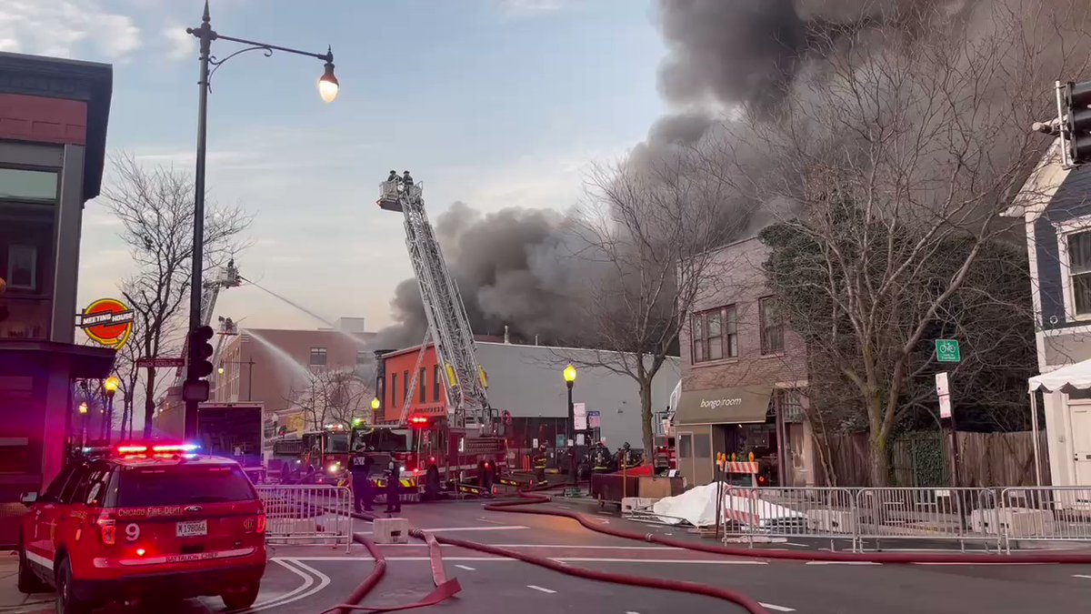 A massive fire is covering Chicago's Ravenswood neighborhood in clouds of smoke right now.   Fire appears to have started at a mechanical garage near Winnemac & N. Clark