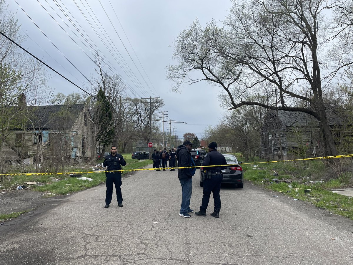 @detroitpolice are investigating a double shooting her on E. Lantz Street. 50 y/o man is dead and the other victim in his 20s was rushed to a near by hospital