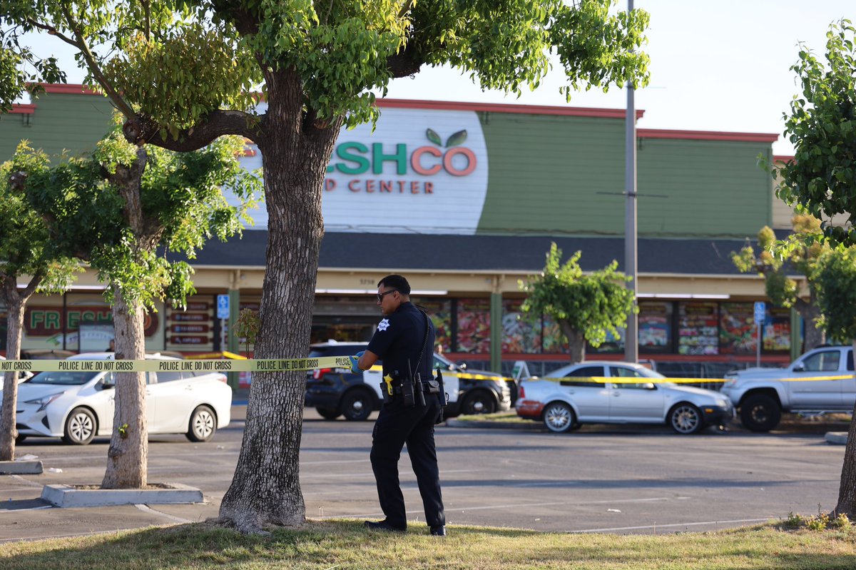 Heavy @FresnoPolice presence in NW Fresno. Officers on scene are focused on a small SUV in the parking lot.