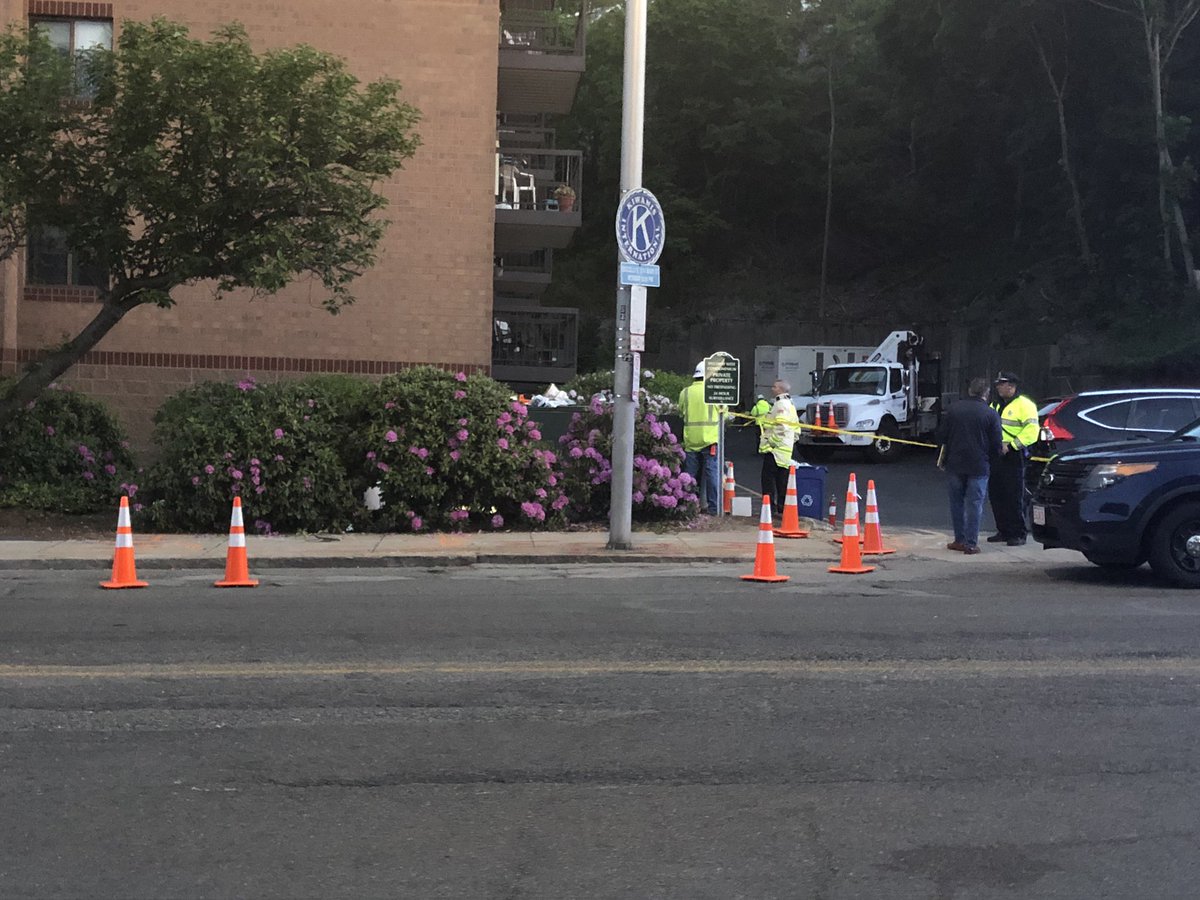 @MedfordPolice confirm a @nationalgridus worker has died, an investigation is now underway at 500 Salem St. Three police officers who responded were transported to the hospital out of precaution but are expected to be ok