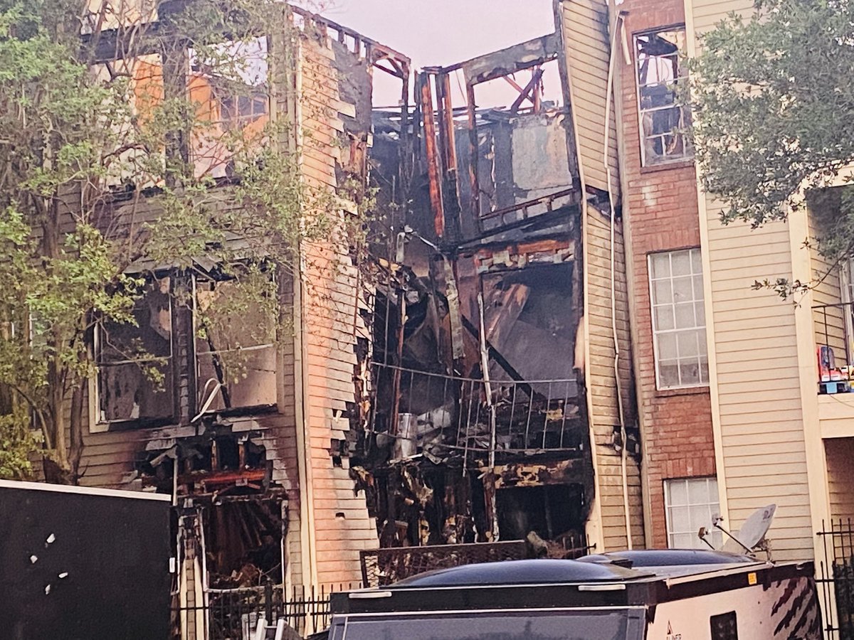 ⁦@hfdrescue⁩ confirms a  body was just found in Waldon apartments.  Fire officials say one man    died in the fire