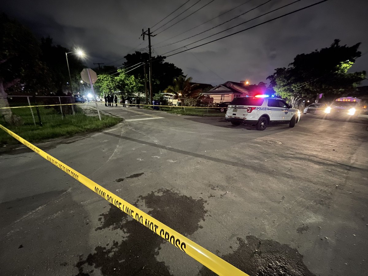 @MiamiPD on-scene of an apparent shooting in Little Haiti. Detectives collecting bags of evidence from lot off NE 76th St & Miami Ct. Evidence markers also in street. Hearing one person was shot, working to confirm with  officers.