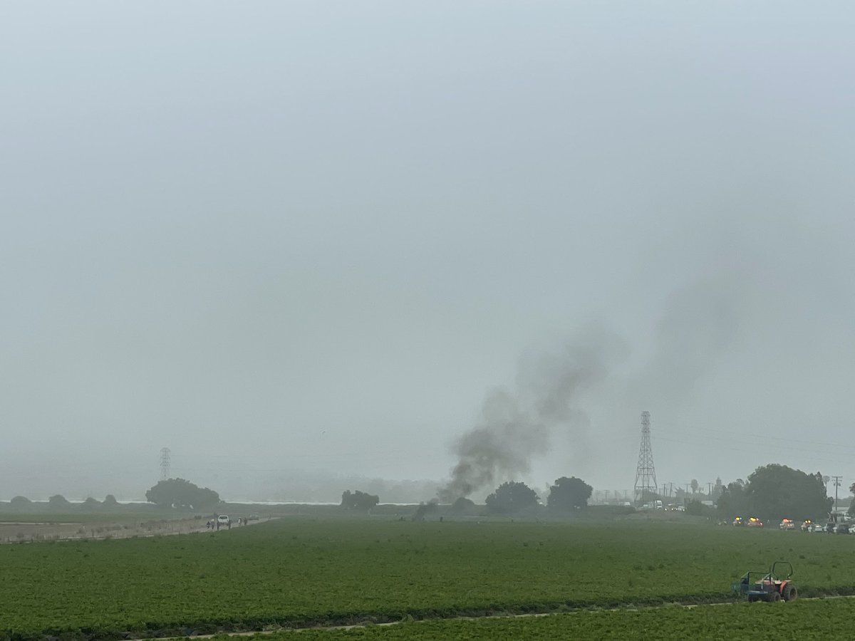 @OxnardFire firefighters are on scene of a plane crash next to the north bound lanes of 101 in a strawberry field. The resulting fire has been knocked. 101 freeway is open