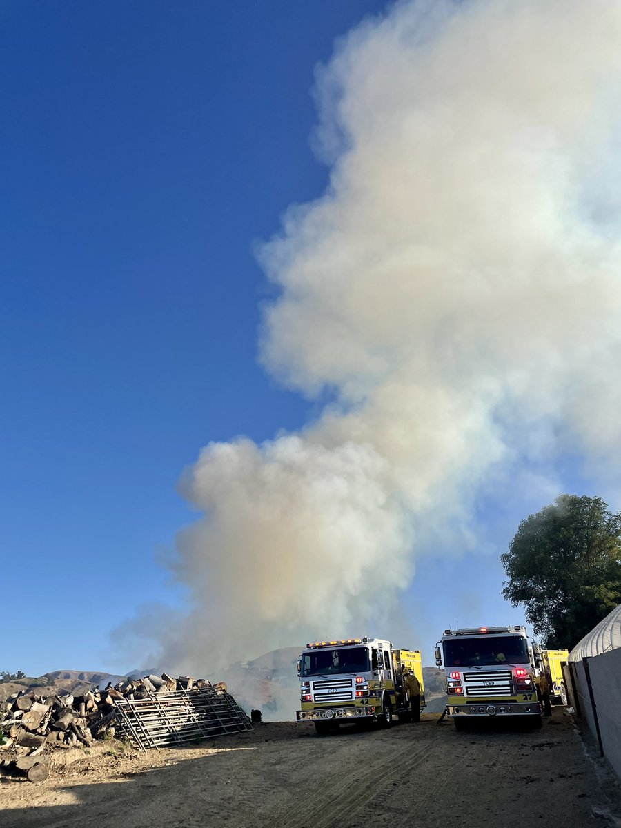 StocktonFire; FFs are on scene of a 100' X 100' mulch pile that is on fire in  Moorpark around Stockton and Broadway. This clear morning makes this smoke visible from many communities