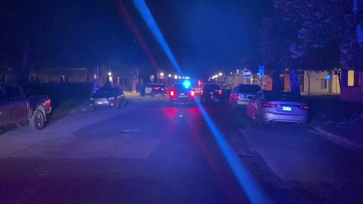 Corner of 25th and Pearl St. in West Campus where there are multiple police officers. An apartment building is surrounded.