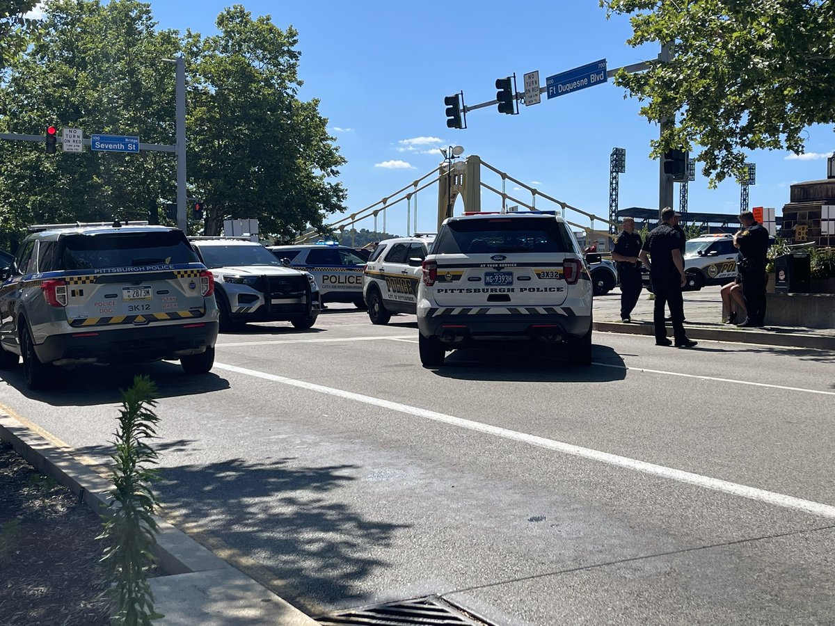 2 people have been arrested after shots are fired on Ft Duquesne Blvd near 7th and the Warhol Bridge. Doesn't appear anyone was hit by bullets or injured. Ft Duquesne Blvd has reopened to traffic