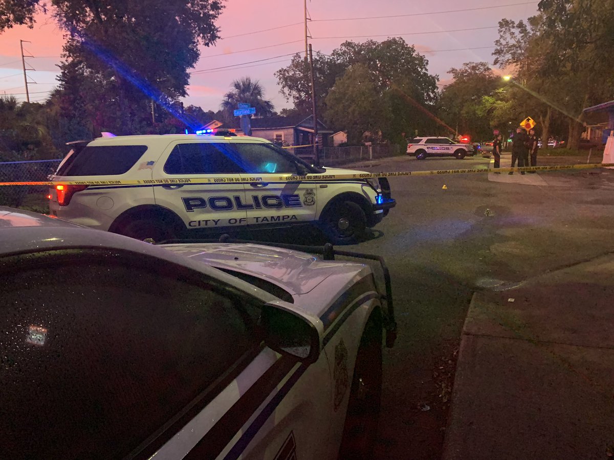 Four people were shot near the intersection of Courtland Street and E Chelsea Street in East Tampa. @TampaPD says the victims do not have serious injuries, and the gunman has not been caught