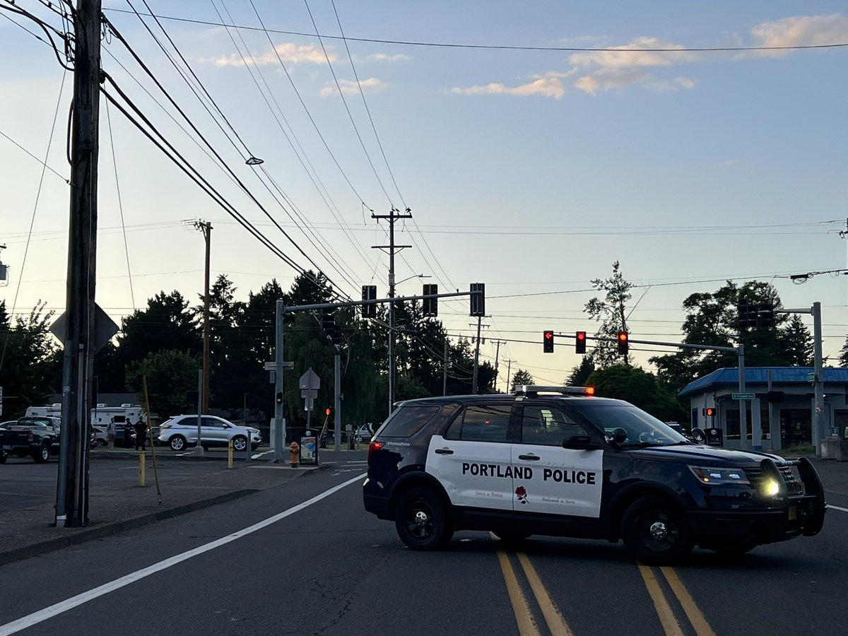 Portland Police are searching for suspect(s) in the SE 112/Powell shooting. SE 122nd is closed between Clinton/Bush & Powell is closed between 108/122. Anyone in that perimeter is asked to lock doors &amp; windows &amp; shelter in place during the search