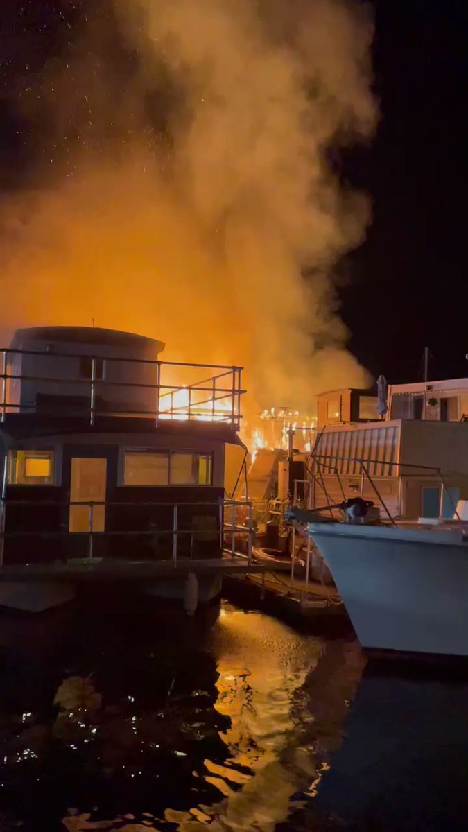 FIRE lake union - China Harbor- Spreading house boat to house boat