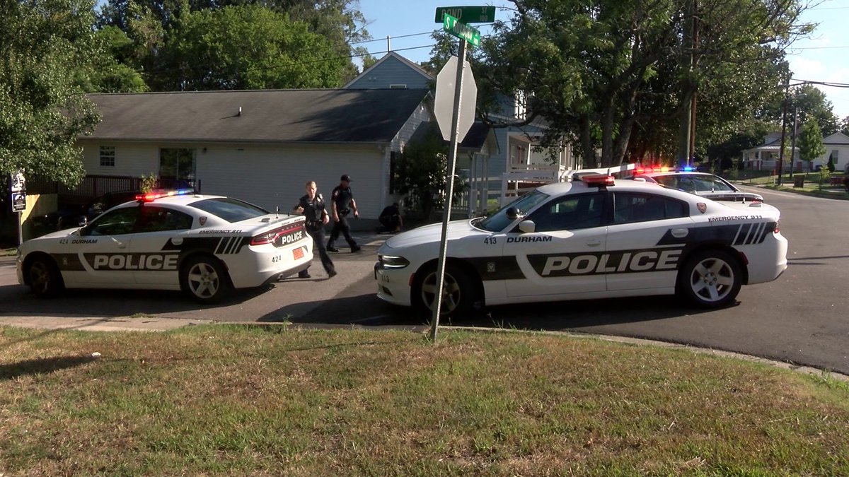 .@TheDurhamPolice blocked off Bond Street at S Roxboro St this morning where officers tell a man was injured in a shooting around 8:30 this morning. He was taken to the hospital with non-life-threatening injuries.  No word on a suspect. Roads are back open now
