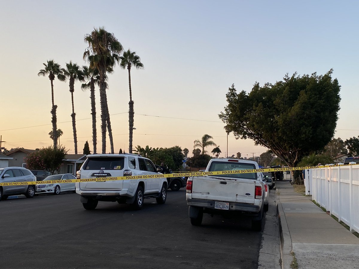 SWAT, SDPD still on scene working to get to an armed man who barricaded himself in a Mountain View home   Situation has been going on nearly 12 hours @CBS8   Neighbors in 4550 block of T Street asked to shelter in place after police say the man fired at officers