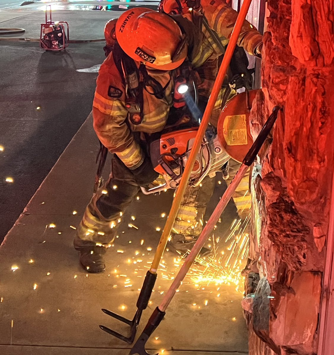 At 4:33 a.m., a commercial structure fire was reported in the 8700 blk of Garden Grove Bl in @CityGardenGrove.  FF's knocked down the fire in just 13 min. & prevented extension into the other businesses. No injuries.  Investigators on scene. pray @GardenGrovePD &amp; @HBFD_PIO