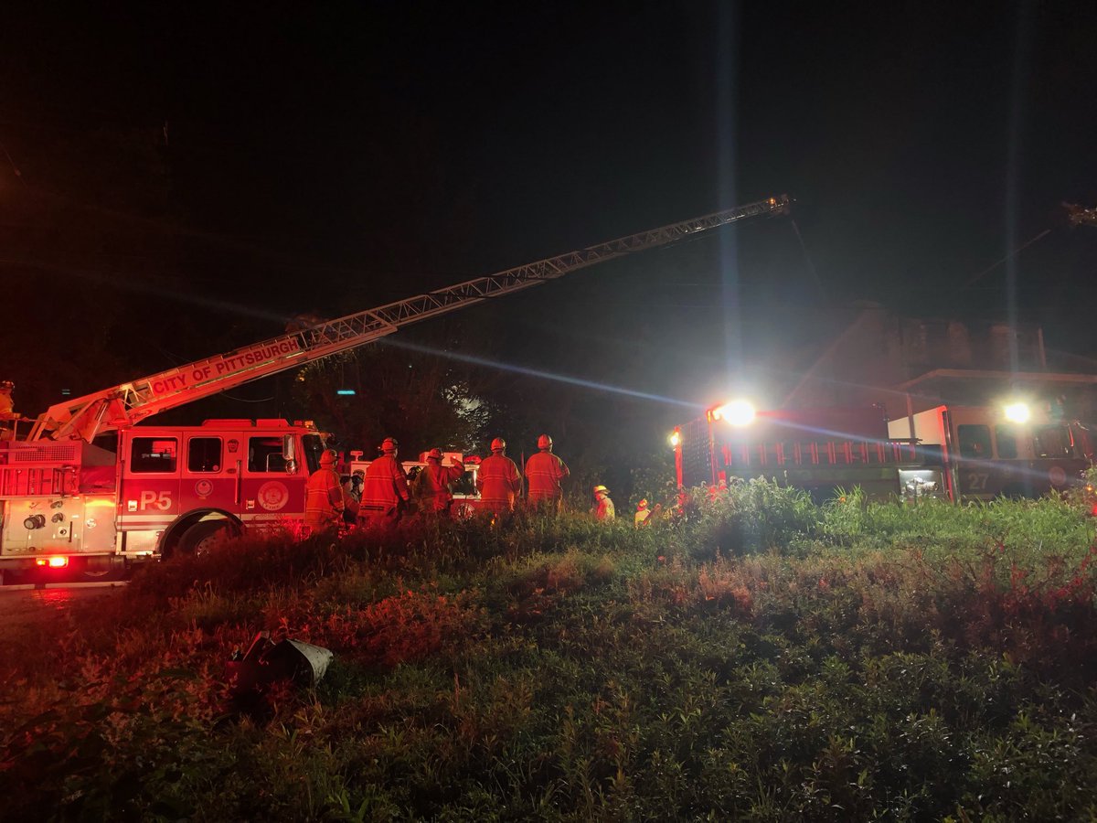 Here is another look at the fire in Beltzhoover from our photographer, ⁦@pishotti⁩, on the scene.