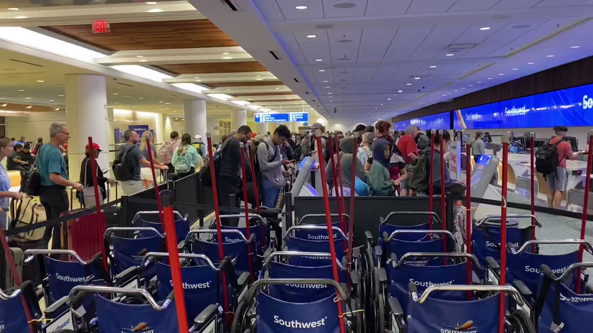 Long lines at the @SouthwestAir check-in this morning at @MCO. Commercial flights will cease from Orlando International Airport at 10:30 am EDT ahead of the arrival of HurricaneIan.  The storm is now a Category 4 hurricane as of 5 this morning.