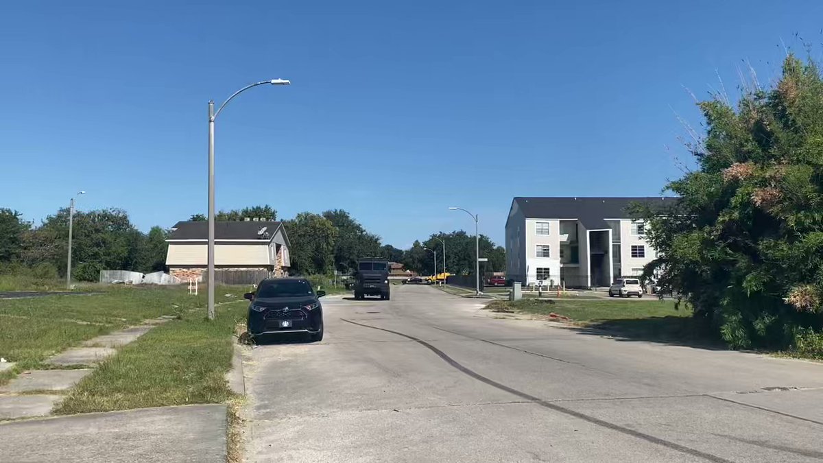 The suspect is still at large and police believe he got away. @NOPDNews says they are breaking down the perimeter in the neighborhood but still investigating shooting scene itself