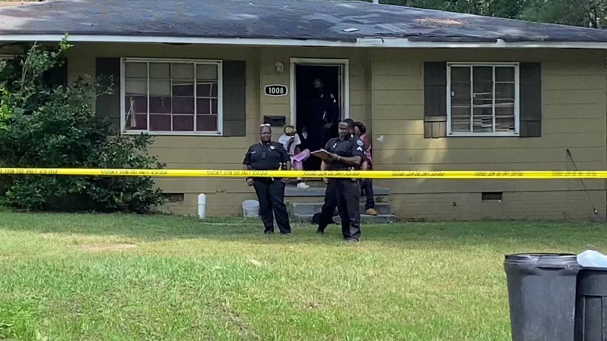 ⁦@Jackson MS Police⁩ on the scene of an apparent deadly shooting as the capital city approaches 100 homicides for the year. According to a relative, a young man was shot in the back of his head by a next-door neighbor