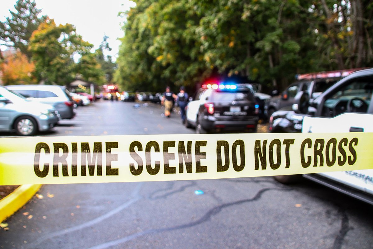 @FedWayPD along with @Southkingfire, @KingCoMedicOne and Tri-Med Ambulance responded to a shooting in the 31500 block of 1st Ave S. 2 victims were located with non life threatening injuries and transported