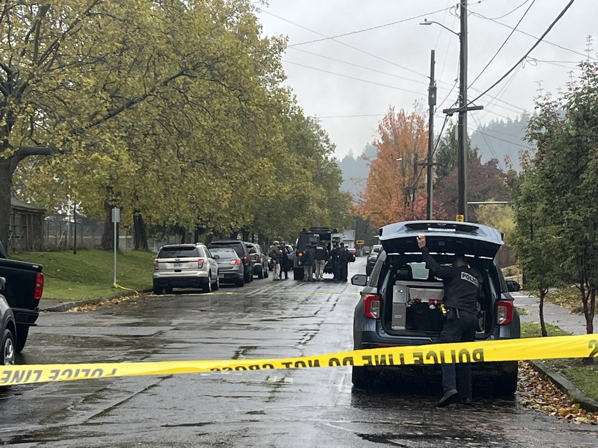 Fire and possible shooting in SE Portland. Large area blocked off. More @PortlandPolice and @PDXFire arriving. Officers are putting on tactical gear.
