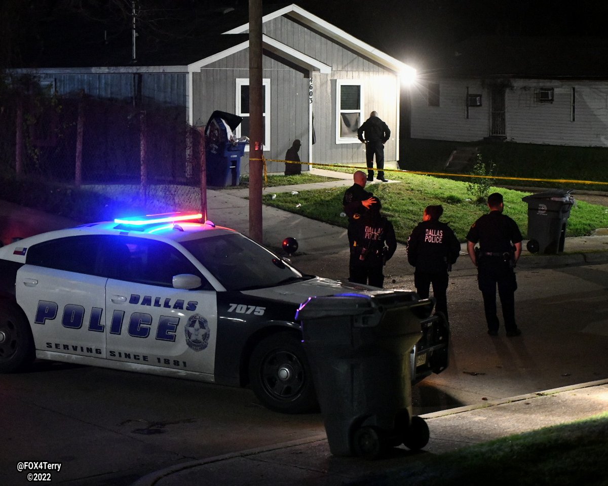 @DallasPD homicide detectives on scene in South Dallas where a man has been found shot to death in his home.