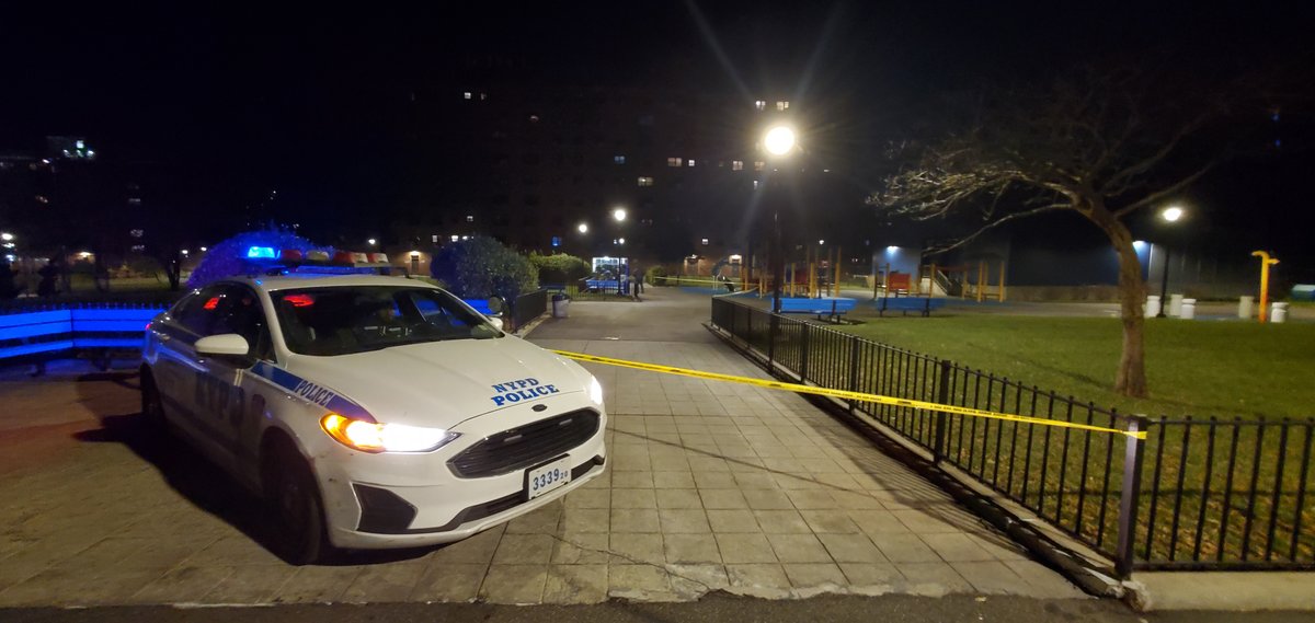 A suspect is killed during a violent struggle with police following a foot pursuit. @NYPDnews says it happened on Beach Channel Drive near Beach 56th in the Rockaways at ~8pm Thurs. 2 men fled during an investigation at @NYCHA Ocean Bay Apt. complex