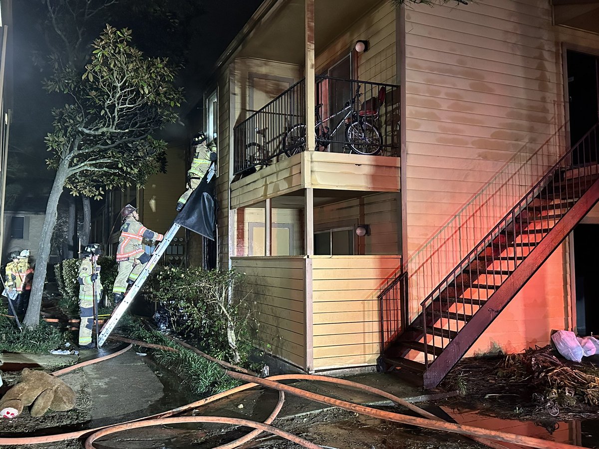 @HoustonFire responded to two 2-alarm fires.  No civilians were injured. One firefighter suffered heat exhaustion & was treated at the scene. Thank you HFD for your efforts