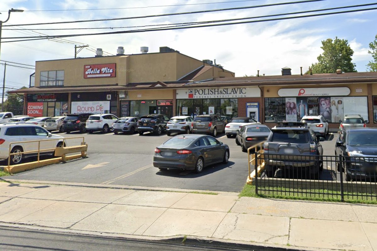 Man found dead in grass in front of SI strip mall parking lot