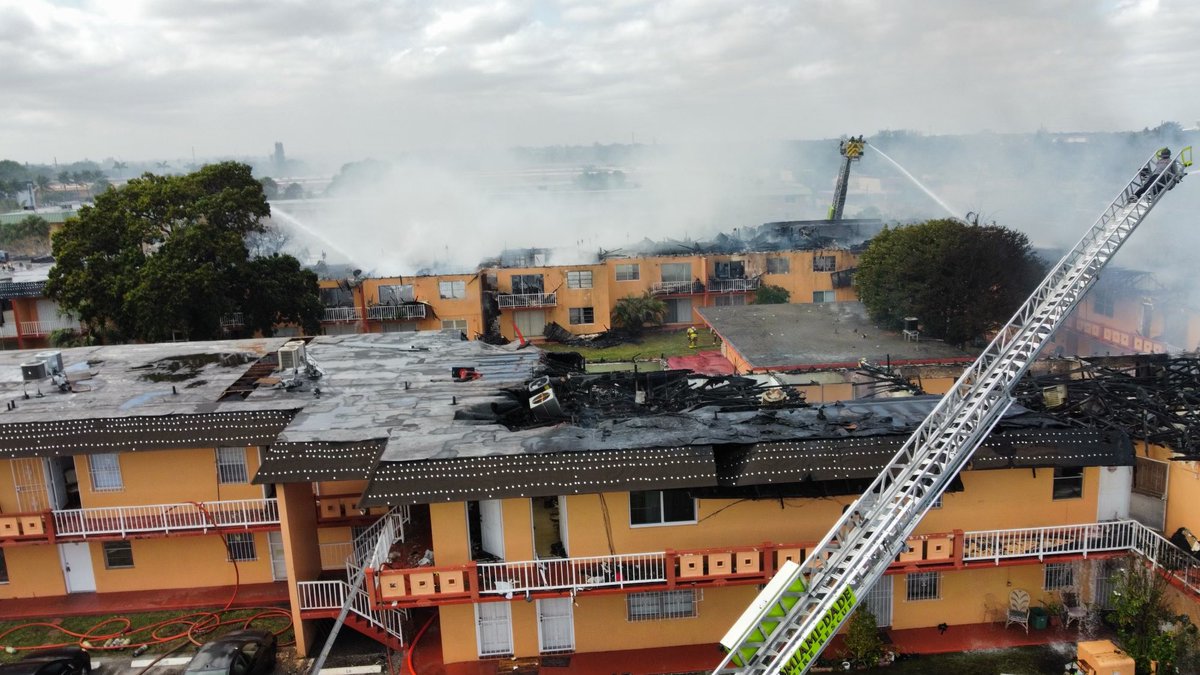 A large fire forces people out of their homes in Miami Gardens. Take a look at these images courtesy: Rapid Recovery Team. Absolutely horrible. This is on NW 177th st near the Walmart