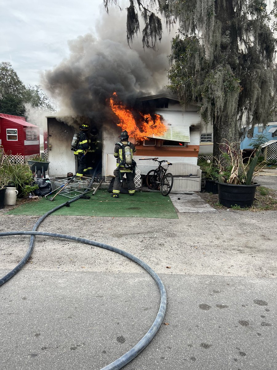 Police @DeLandPD & @DeLandFire investigating arson fire. Investigators say a mobile home on Carrol Ave was fully involved when they arrived on scene and later found evidence that fire was deliberately set. No one was inside and police say the tenant was being evicted