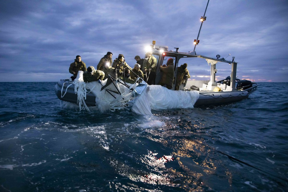 @USNavy Sailors assigned to Explosive Ordnance Disposal Group 2 recover a high-altitude surveillance balloon off the coast of Myrtle Beach, South Carolina, Feb. 5, 2023