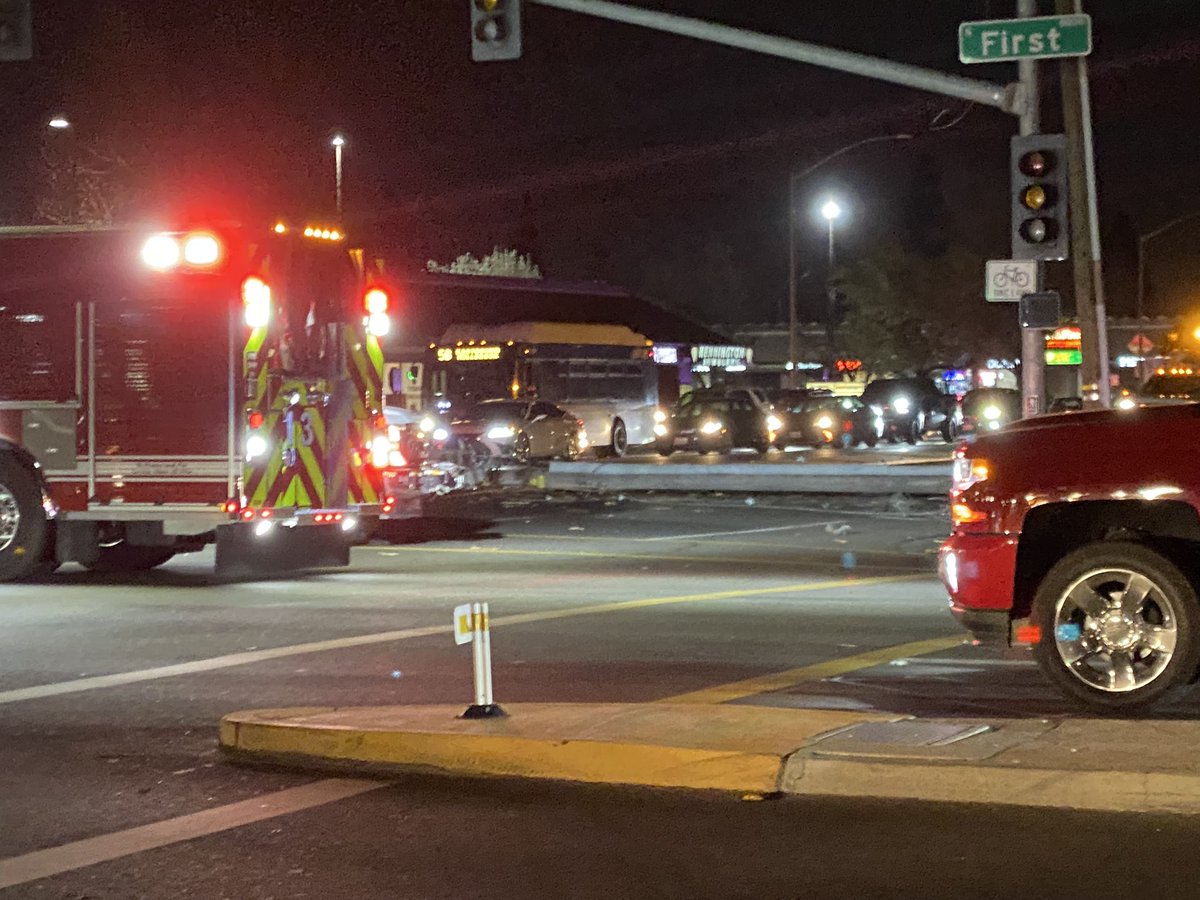 Switching to storm coverage, the intersection of N First St. & News Ave. is without power. Street lights and lamps are all out. @PGE4Me is on scene trying to repair the downed power pole